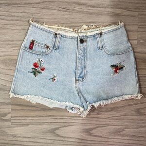 Y2K Vintage l.e.i Jean shorts with strawberry embroidery 
Size 7
